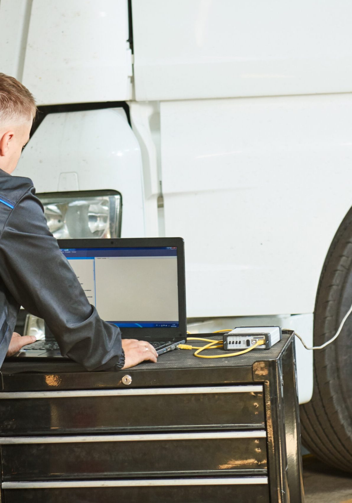 Truck,Repair,Service.,Mechanic,Makes,Computer,Diagnostic,Of,The,Semitruck Truck,Repair,Service.,Mechanic,Makes,Computer,Diagnostic,Of,The,Semitruck