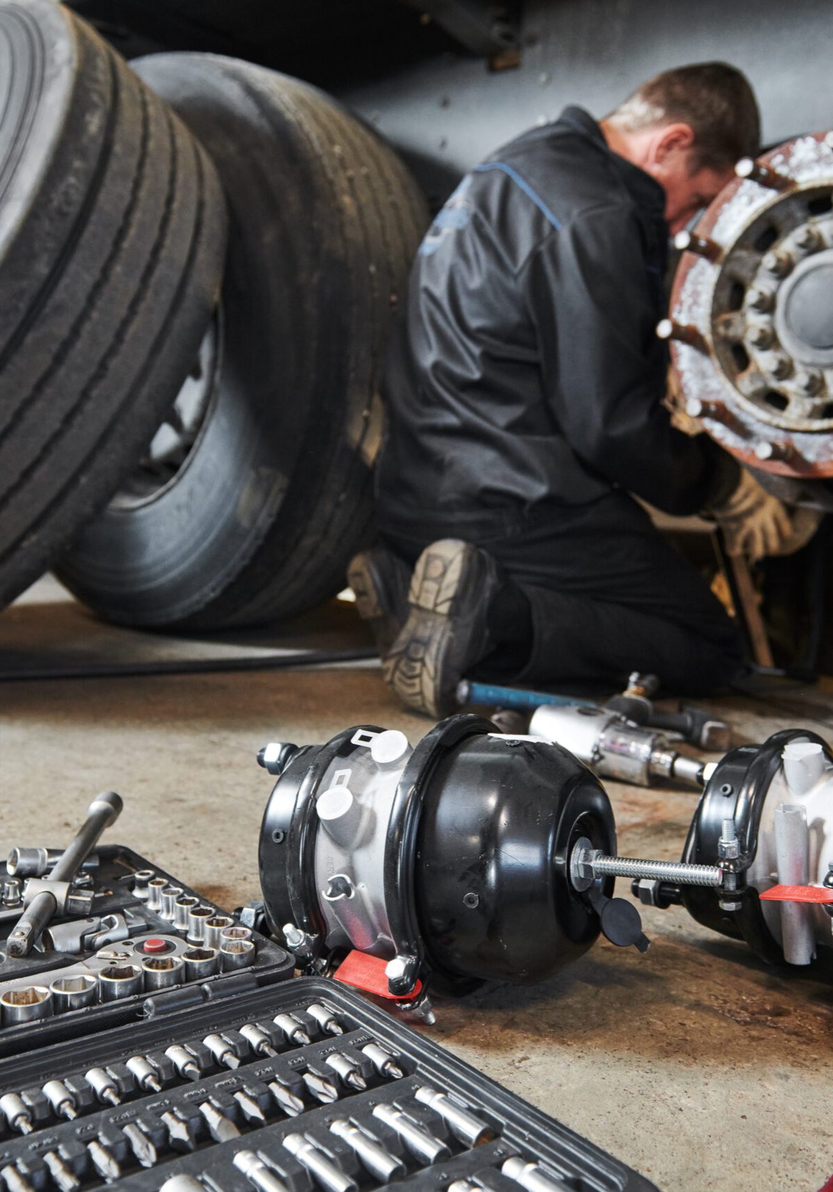 Truck,Repair,Service.,Mechanic,Works,With,Brakes,In,Truck,Workshop Truck,Repair,Service.,Mechanic,Works,With,Brakes,In,Truck,Workshop